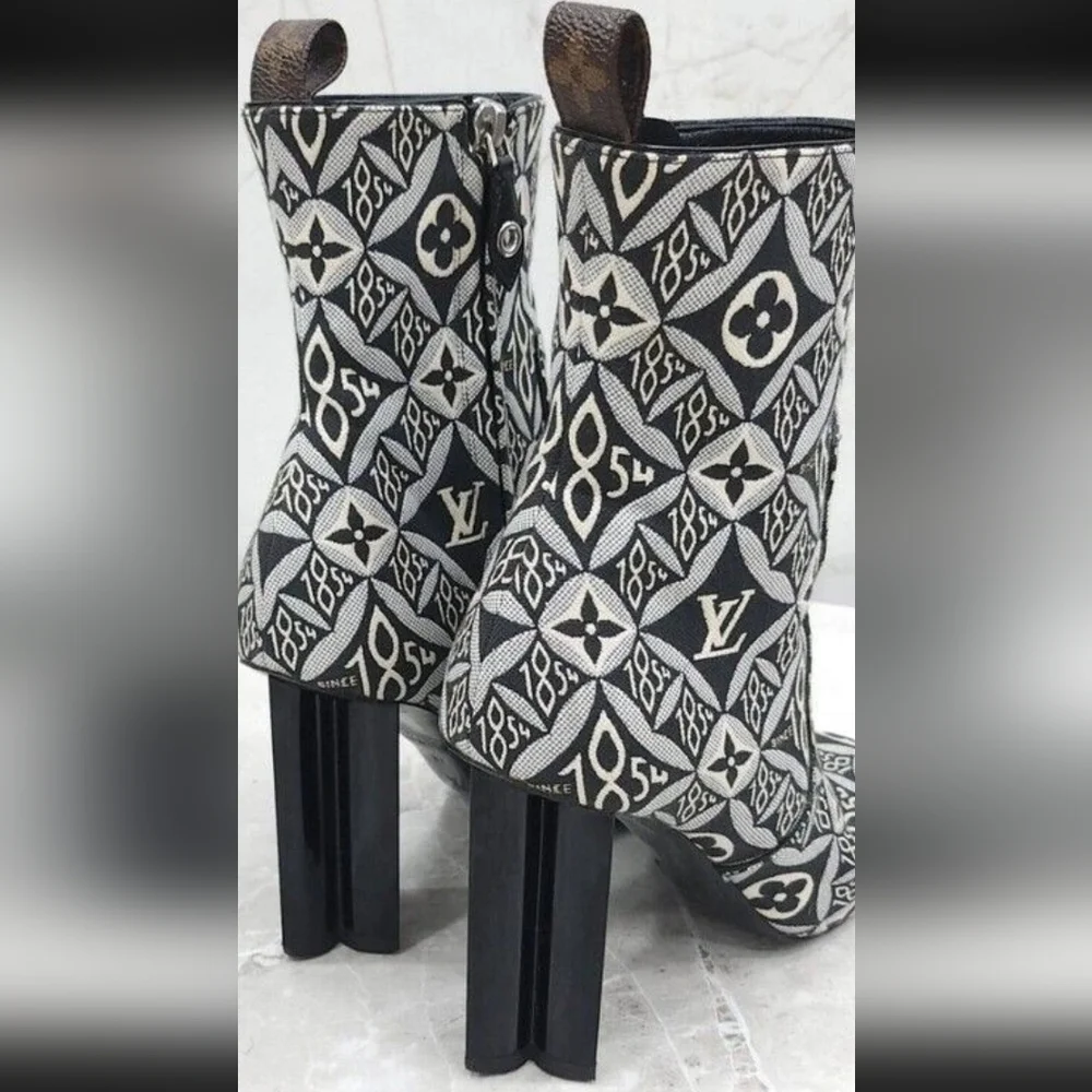 Louis Vuitton elegant heeled